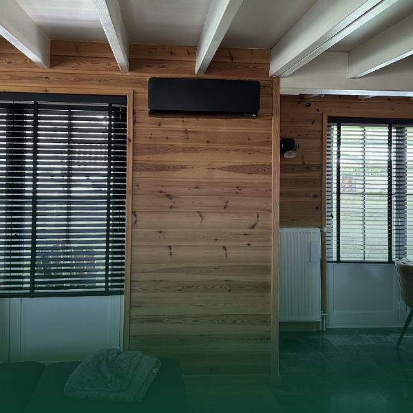 Prachtige zwarte airco binnen unit Mooi geplaatst op houten muur.