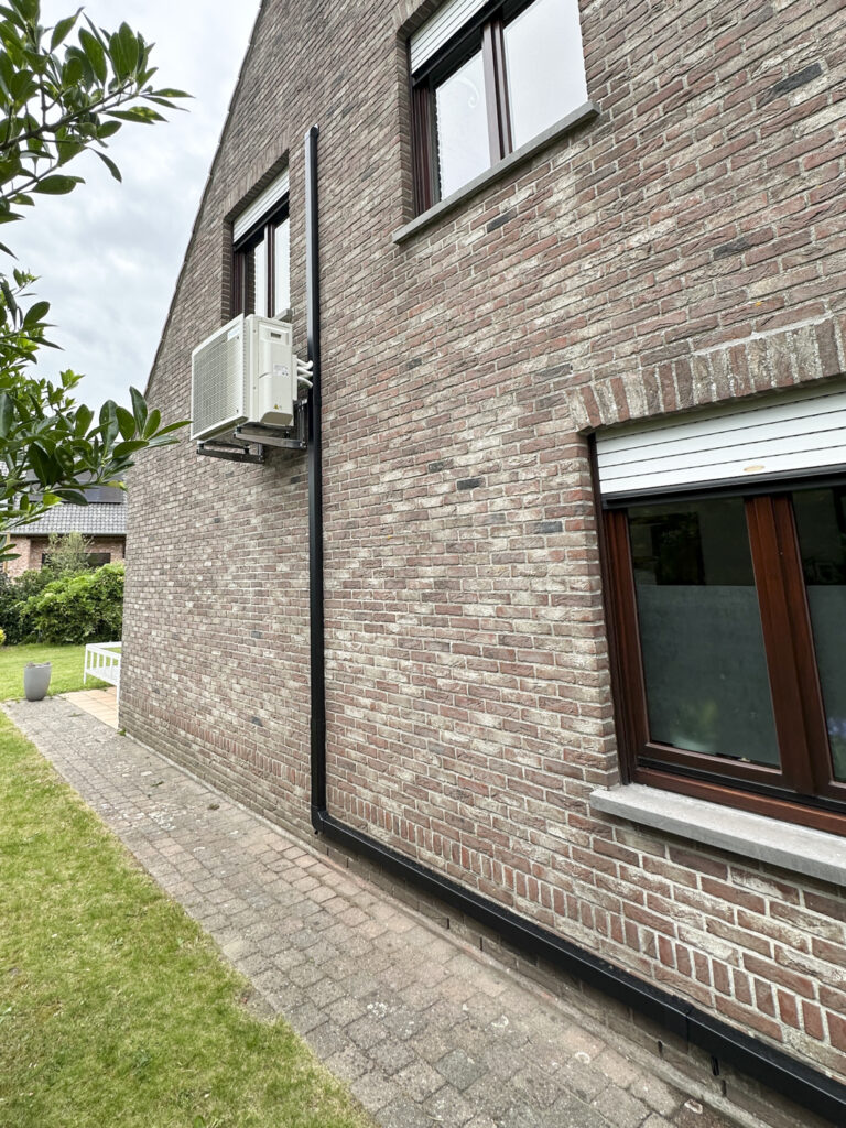 Afgewerkte installatie met leidingen weggewerkt in zwarte kabelgoot