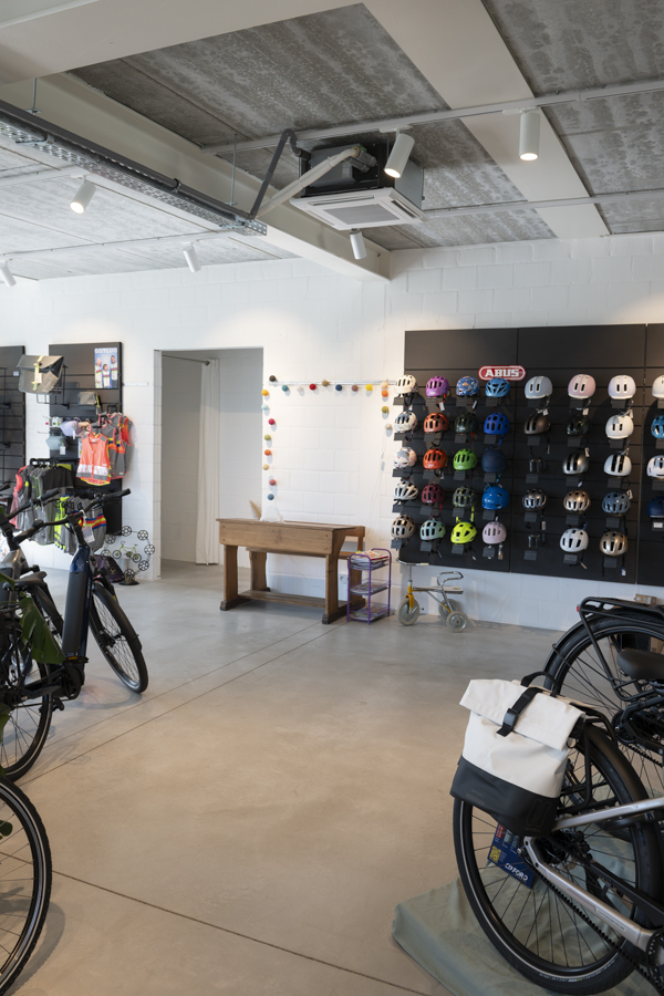 Airco unit die aan het plafond hangt bij fietsenwinkel Soupape in Assenede