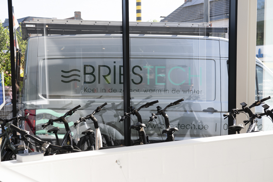 Briestech camionette door de ramen van fietsenwinkel Soupape