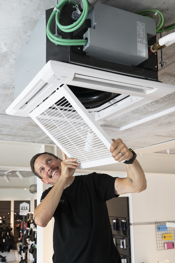 Fabrice monteert een airco unit
