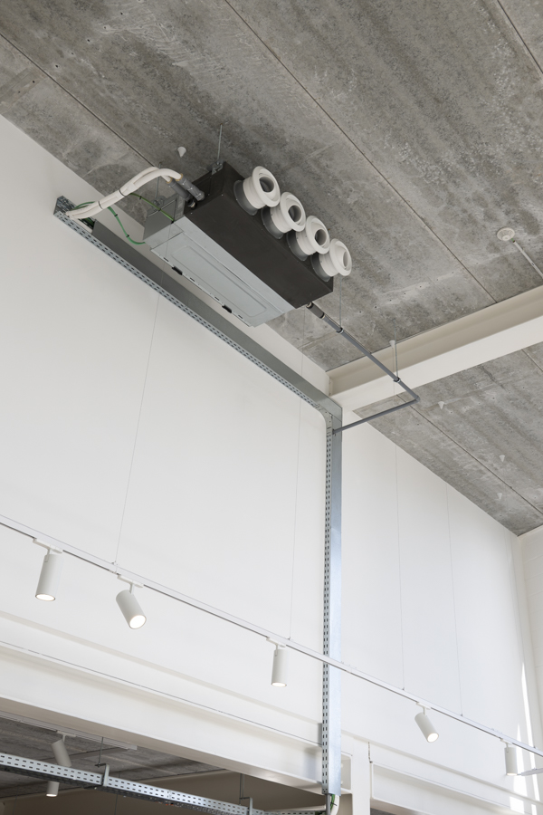 Grote airco unit bovenaan fietsenwinkel Soupape