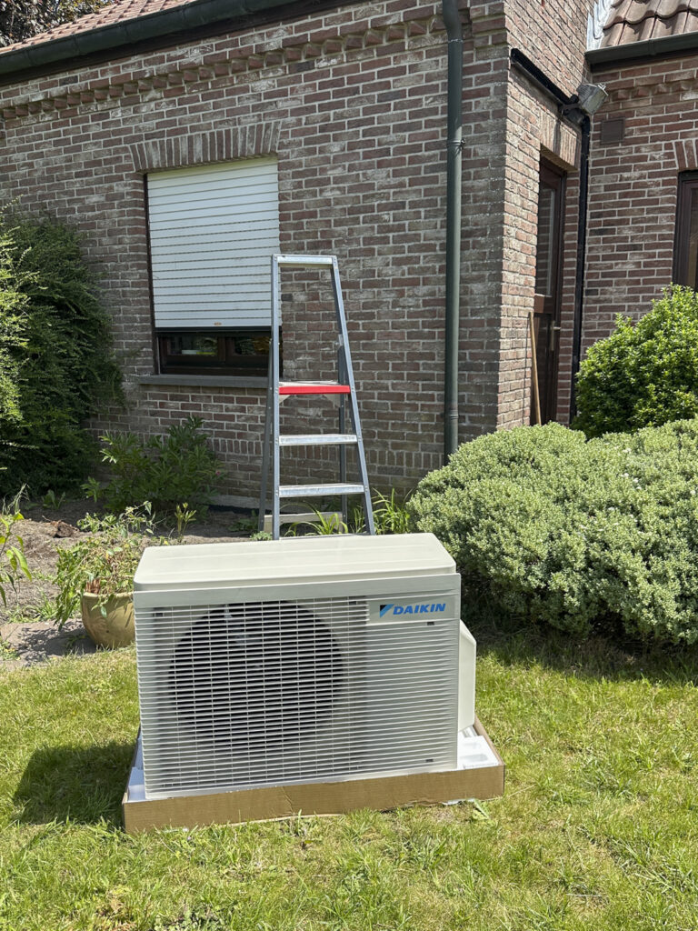 Voorbereiding plaatsing buitenunit op achtergevel