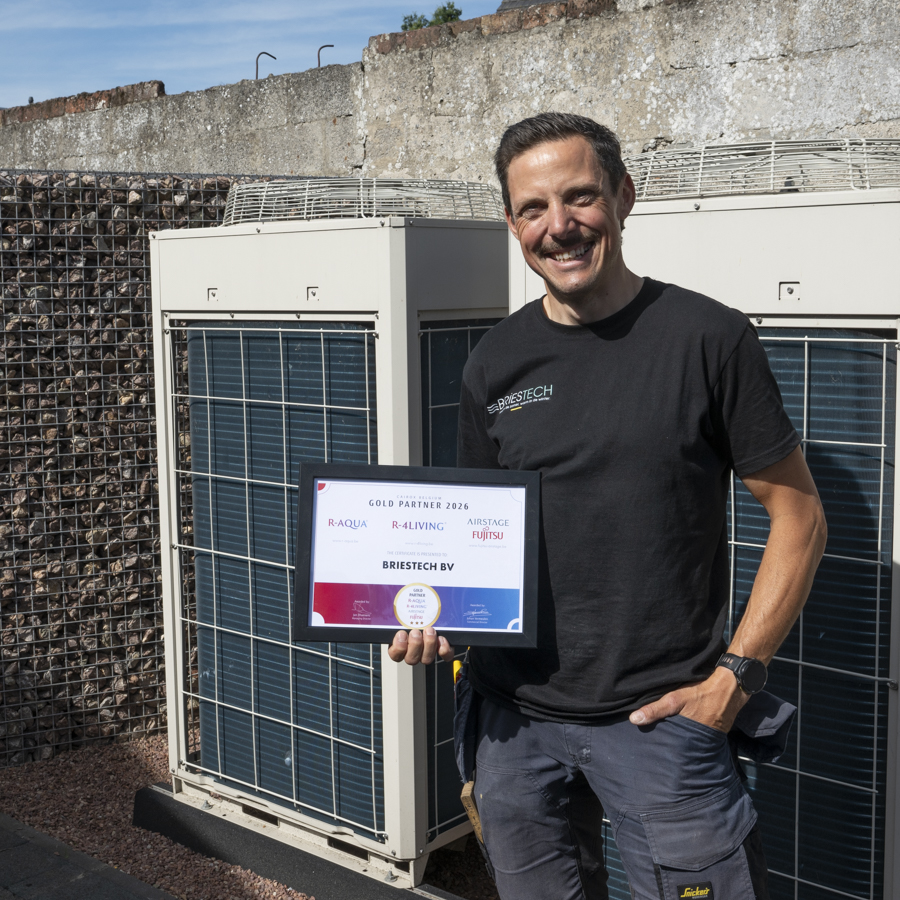 Fabrice toont trots zijn Gold partner certificaat van Fujitsy, airstage en R-aqua.